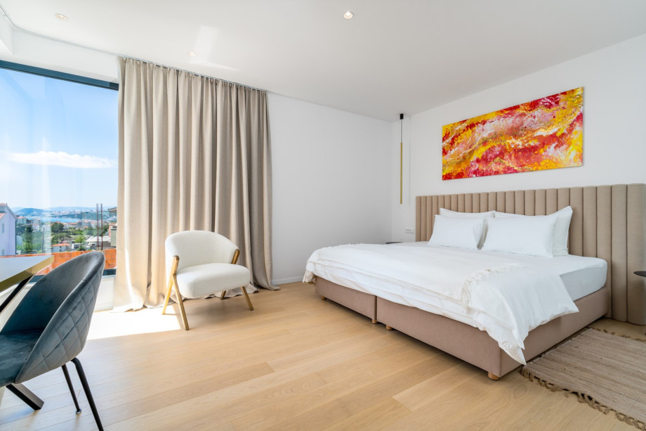 Bedroom No3 (Northside) with king-size 200cm x 200cm with an en-suite bathroom with a shower