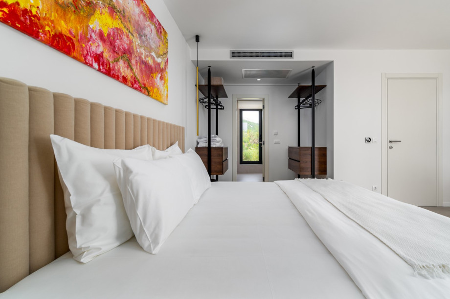 King-size bed 200cm x 200cm can convert into two single beds 100 cm x 200cm