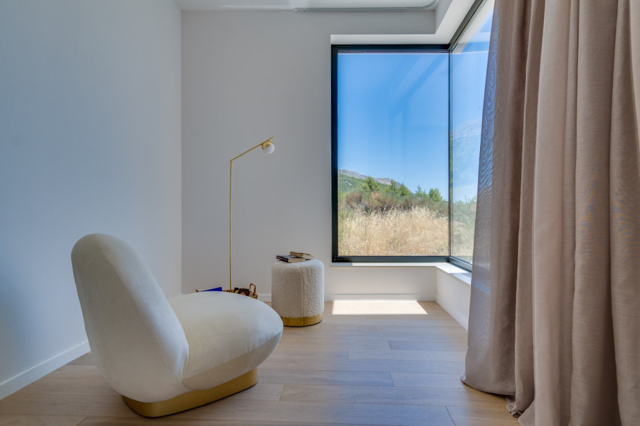 The first floor offers a relaxing reading corner with some books, just next to the hallway
