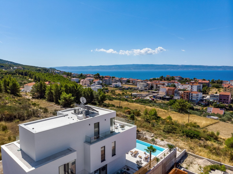 The villa Nocturno is located only 1.3km from the beach Grljevac, several shops, and restaurants also (700m)