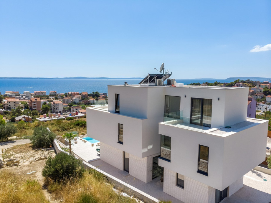 The property itself nestled on the 820 sqm plot offers a 270sqm of useful interior