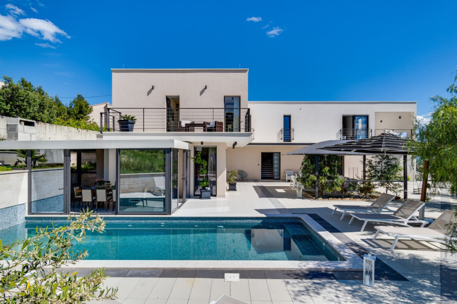 Luxurious and comfortable villa with 4 en-suite bedrooms located 250m from the beach in Podstrana, max 8 people