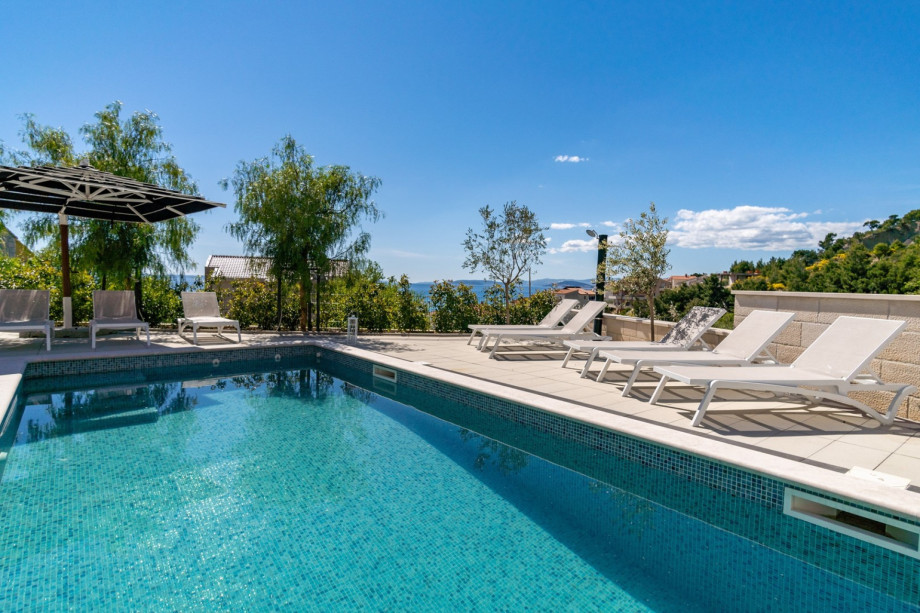 The outdoor area also offers a private pool 9m x 3,5m (32 sqm) with a hydro massage.