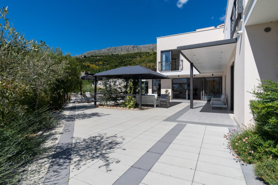 The garden with olive trees offers a Dalmatian atmosphere