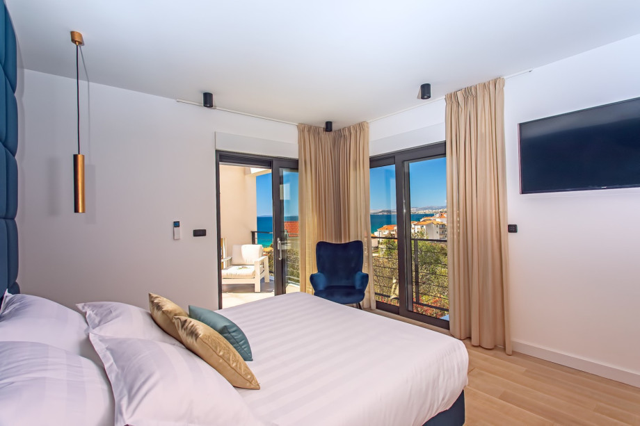 Bedroom No2 offers A/C, TV