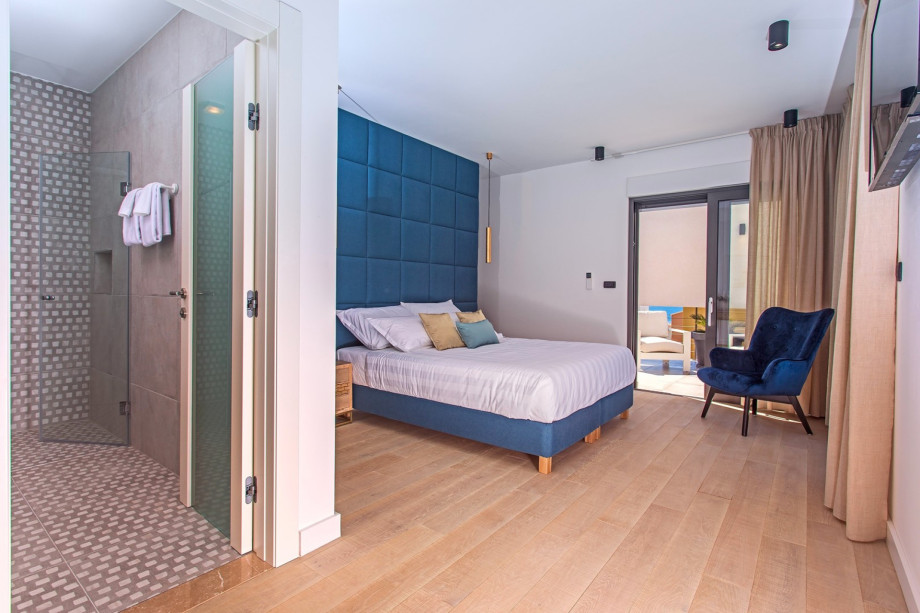 Bedroom No2 also offers and an en-suite bathroom with a shower.