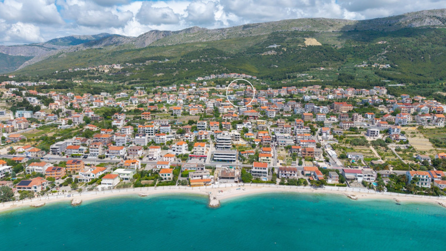 Ideal Location: Beach: 800 m (Grljevac Beach) and Shops & Restaurants: 400–800 m