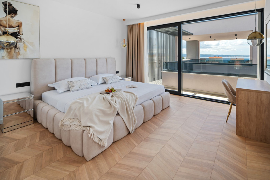 Master Bedroom 1: 25 m2, Super-king (200x200 cm), en-suite with shower