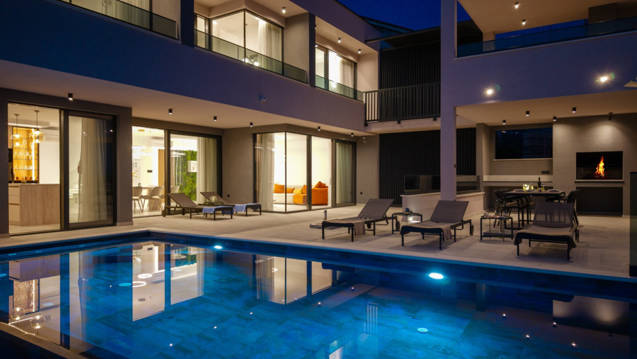 Private, heated infinity pool (8 x 4 m) with hydromassage & eco filtration