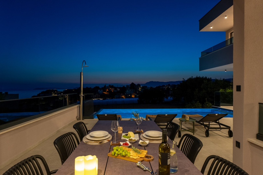 Venture up the outdoor staircase to reach the breathtaking pool area where a heated private swimming pool (8 x 4 m) awaits.