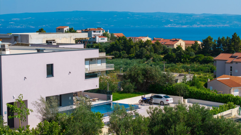 Peaceful setting creates a perfect harmony between indoor and outdoor spaces, making it ideal for memorable gatherings with family and friend