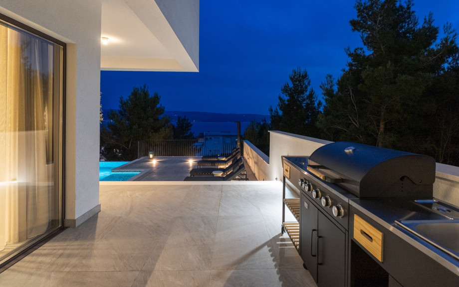 Gas barbecue for al fresco meals under the stars.