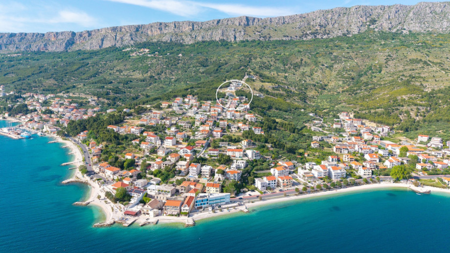 Enjoy the charming walking and hiking trails that meander through the picturesque neighborhood, perfect for leisurely strolls or invigorating hikes.