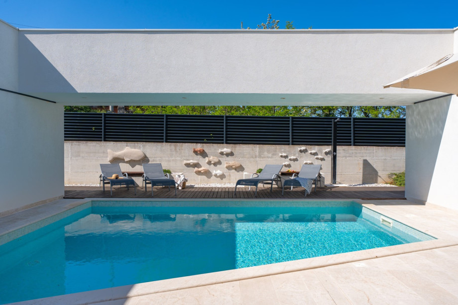 There is also a lounge corner and a few stone deck chairs and decorations handmade by a local artist