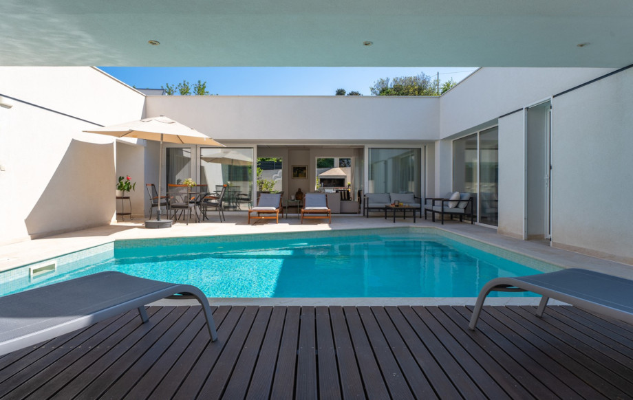 Whether you’re seeking a romantic getaway, a family vacation, or a group retreat, this villa offers everything you need