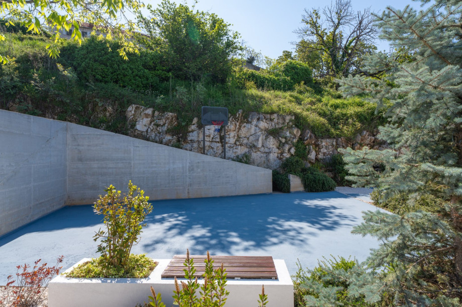 Table tennis and a basketball net for added outdoor entertainment