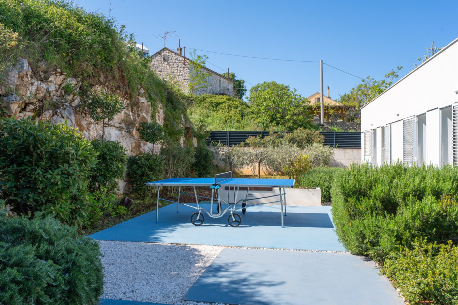 Table tennis and a basketball net for added outdoor entertainment