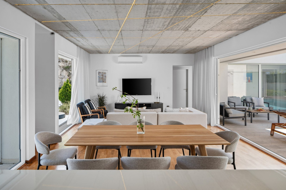 Whether you’re cooking up a feast or enjoying a quick snack, this kitchen has everything you need