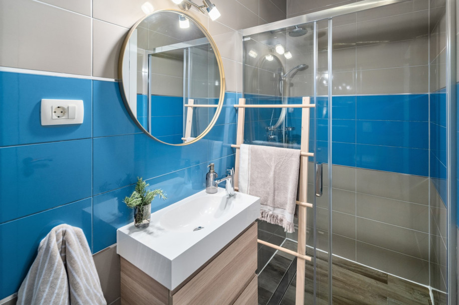 Family bathroom (4 sqm) with a shower