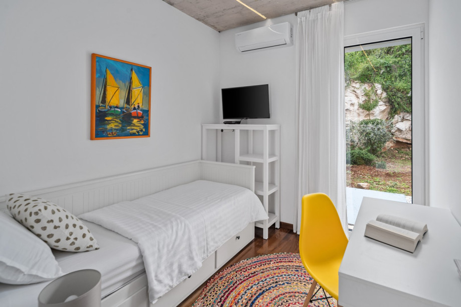 This room is furnished with a single bed (90cm x 200cm). An additional pull-out bed is available if needed