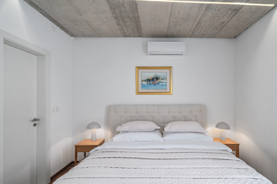 This master bedroom features a luxurious king-size bed (180cm x 200cm), a smart TV, and air conditioning