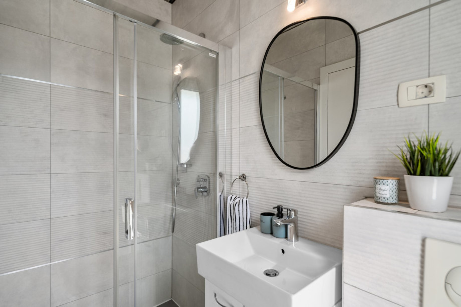 The en-suite bathroom (3.2 sqm) with a spacious shower