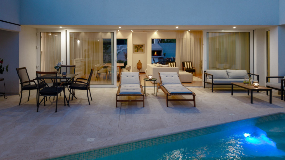 Private 24 sqm swimming pool, surrounded by lush greenery and a spacious sun deck area with 6 comfortable deck chairs