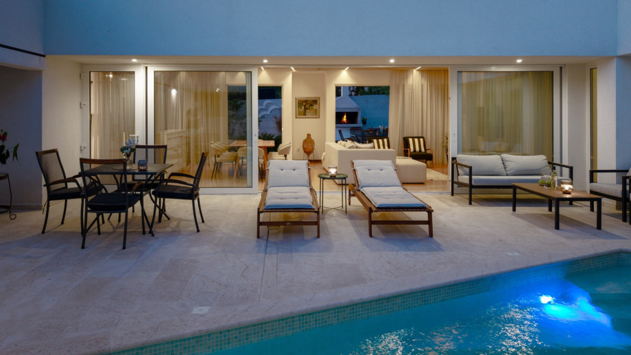 Private 24 sqm swimming pool, surrounded by lush greenery and a spacious sun deck area with 6 comfortable deck chairs