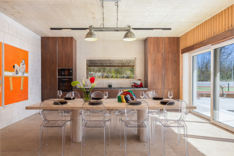 A fully equipped kitchen, perfect for preparing delicious meals