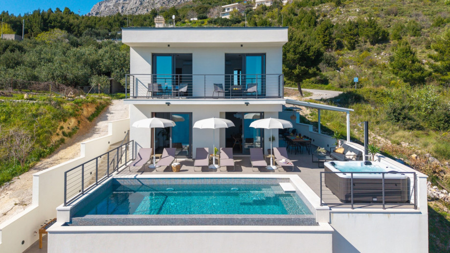 Villa Aria is fully air-conditioned and equipped with complimentary WiFi, ensuring a comfortable stay for all guests