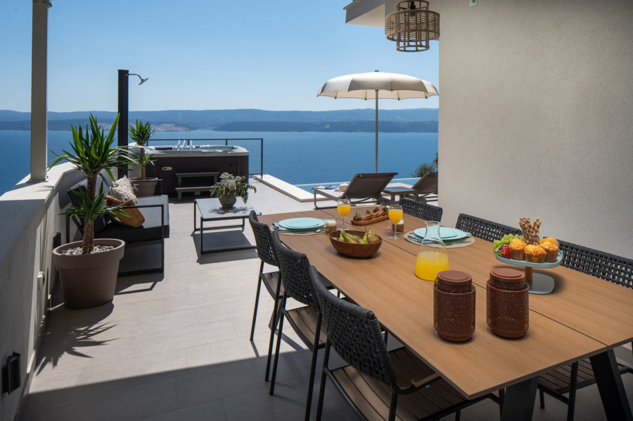 Step outside to discover your private infinity swimming pool (7.5m x 3m), complete with heating and hydromassage features and an advanced electrolysis non-chlor filtering system