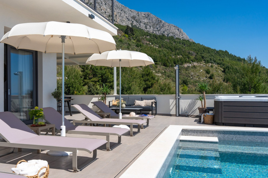 Soak up the sun on the spacious sun deck, which is furnished with six sun loungers and sun umbrellas