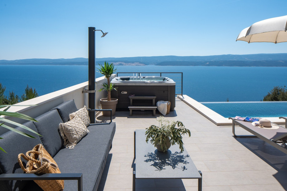 Heated infinity pool with hydromassage and a Whirlpool