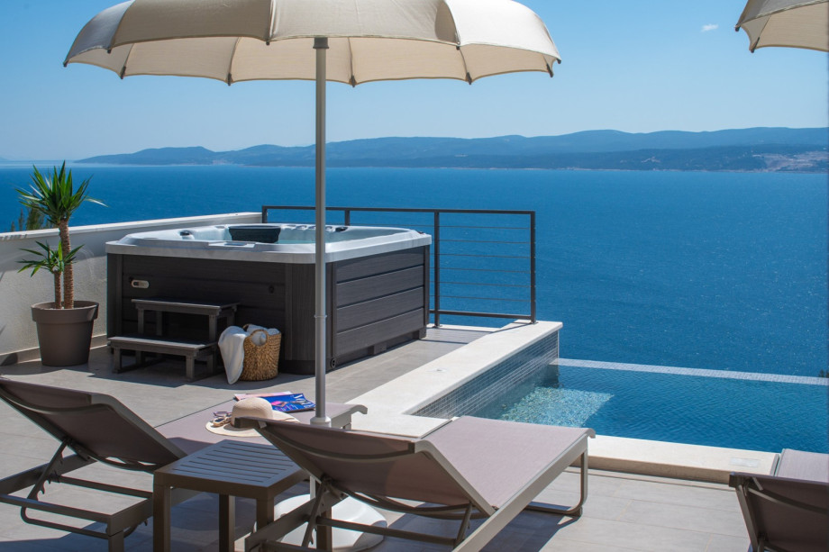 Spectacular and panoramic sea and island views.