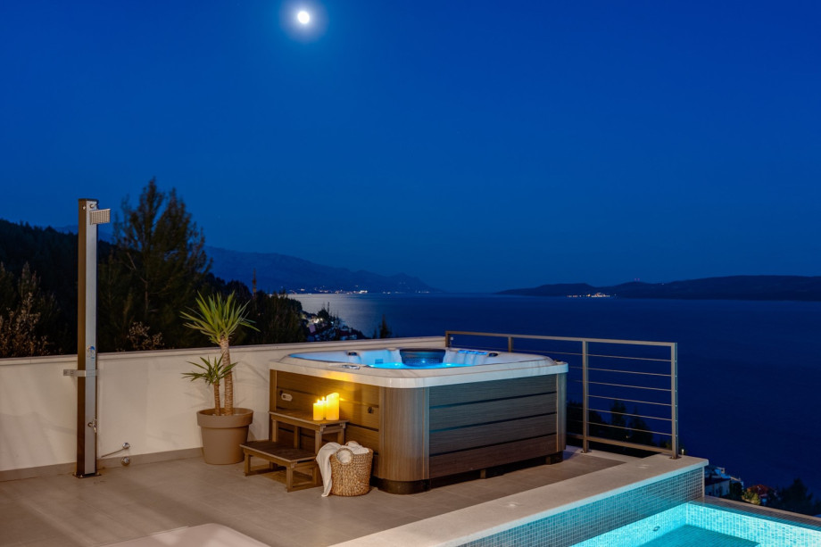 For complete relaxation, at your disposal, there is also a Whirlpool