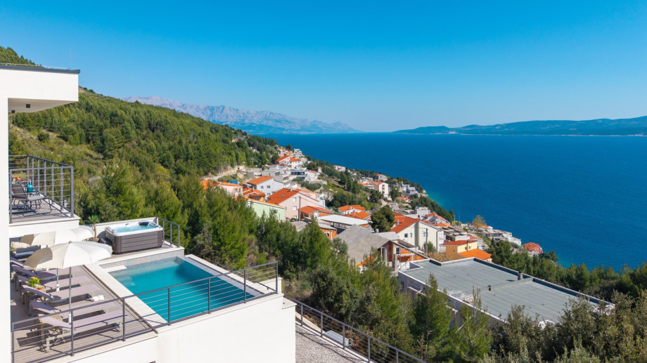 Kids will love the dedicated corner with table soccer, a play tent, and an assortment of toys