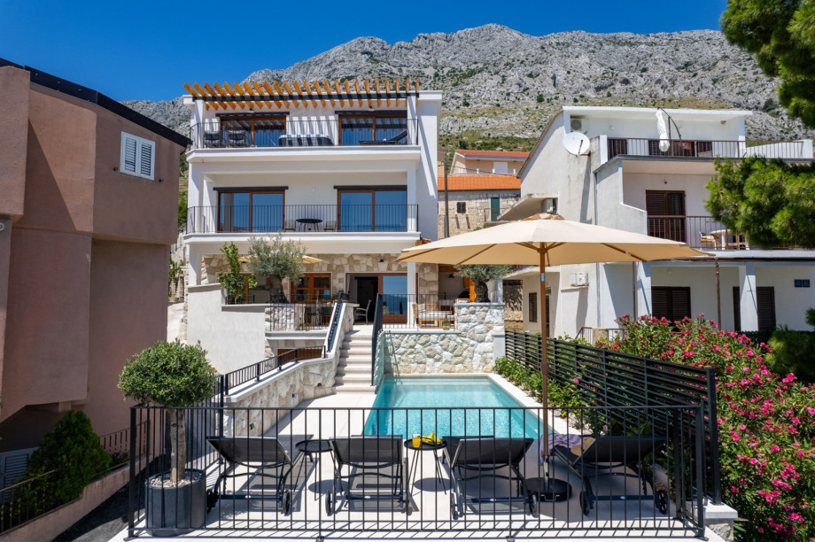 The OUTDOOR offers a private and heated swimming pool 7,5m x 3m with a fully automated salt electrolysis system