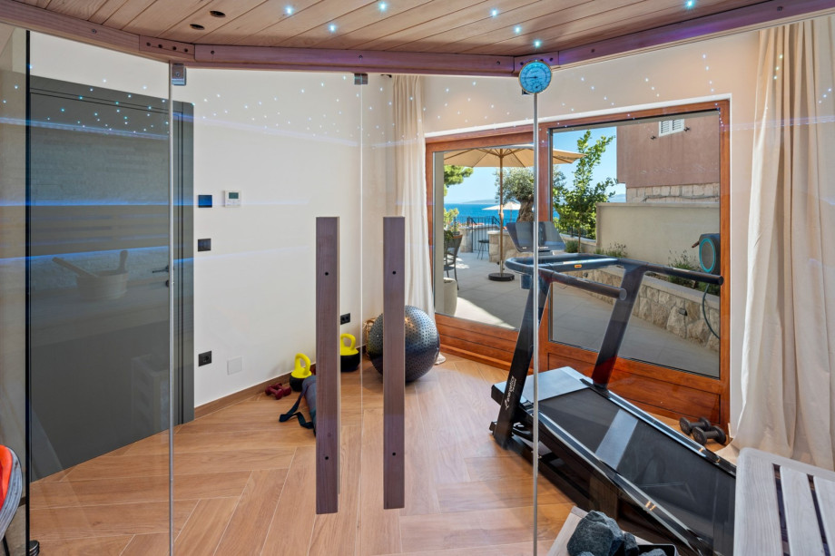 The Finnish sauna room (15sqm) with a shower, a Treadmill, a Pilates equipment