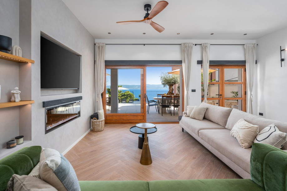 Sofas with flat screen TV, Netflix and HBO in spacius living room,