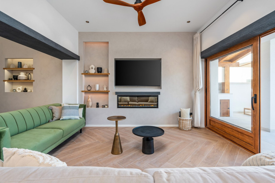 Living room with direct approach toward outdoors