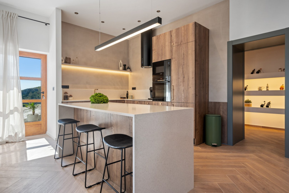 ully equipped kitchen with a kitchen island, vine cooler, an ice maker