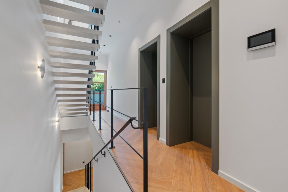 The 1st floor offers 2 air-conditioned master bedrooms each with a terrace with amazing sea views