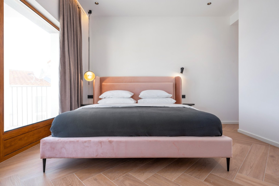 Bedroom No2 (35 sqm) offers a king-size bed 180cm x 200cm, a TV, a fitted wardrobe, an en-suite bathroom with a self-standing bathtub and a shower, a double sink, a toilet