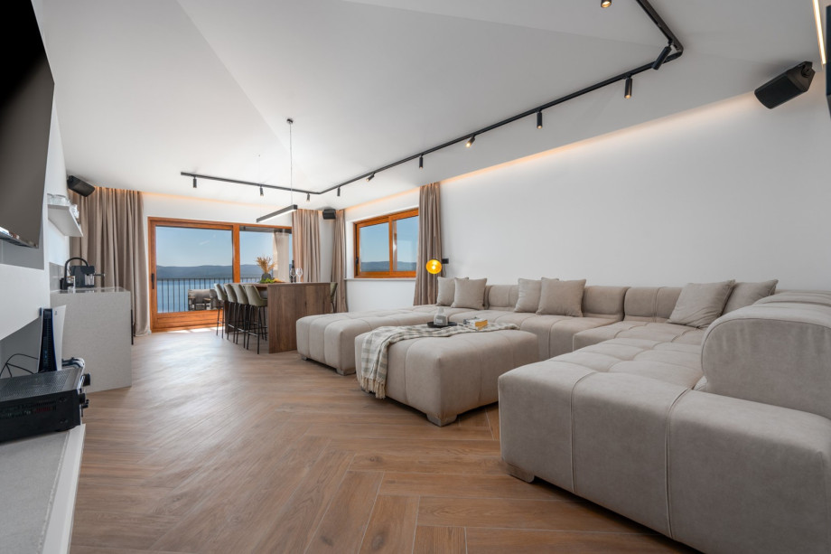 Media room (40sqm) with a huge sofa that can convert into a sofa bed for two, a flat screen TV