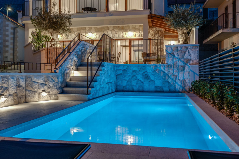 Luxury accommodation with 3 en-suite master bedrooms, 2 living rooms