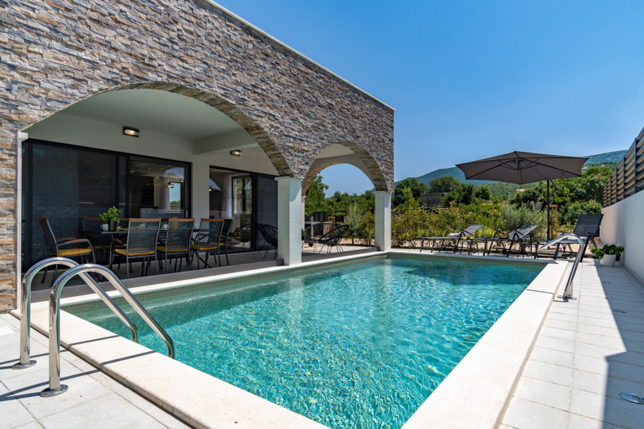 Villa Eden with heated private pool, a hydromassage, a Hot-tub, fun zone room, 4 en-suite bedrooms