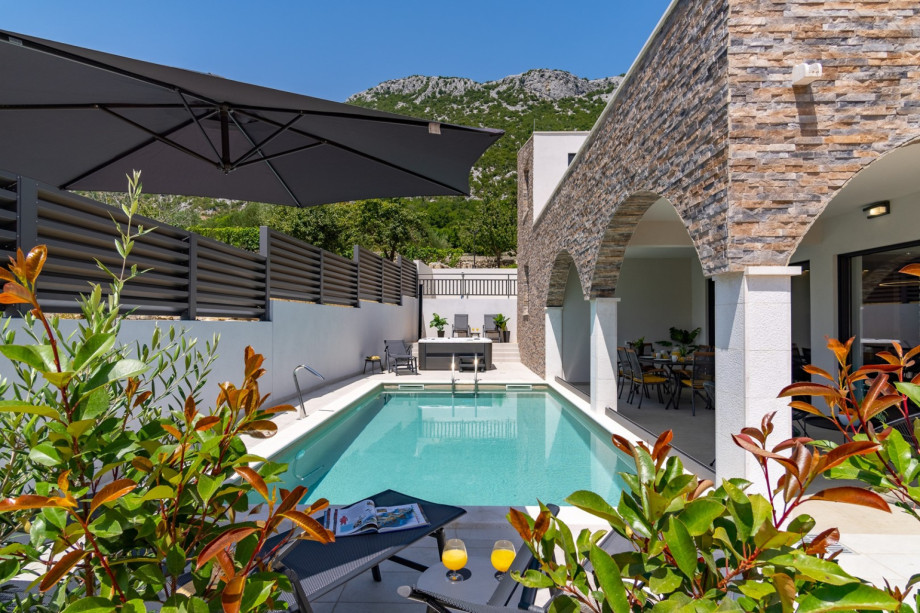 The Outdoor also area offers a private pool 7,5m x 3,5m with a no-Chlorine system