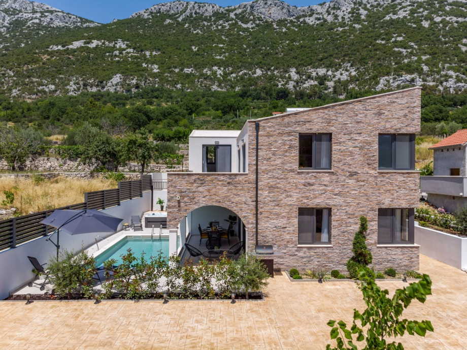 The property offers a 300sqm of useful interior and has a parking lot for 5 cars on the private property, fenced