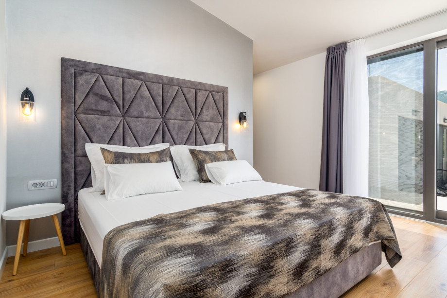 Bedroom No4 (first floor) with king-size bed 180x200cm and en-suite bathroom