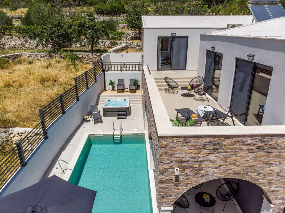 Breathtaking natural surroundings and sound of bird song for relaxing vacation